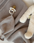 Hvid Hvid x Zoen voor Gust - Titi pacifier holder - 100% Merino wool - Sesame pacifier clip Default Title