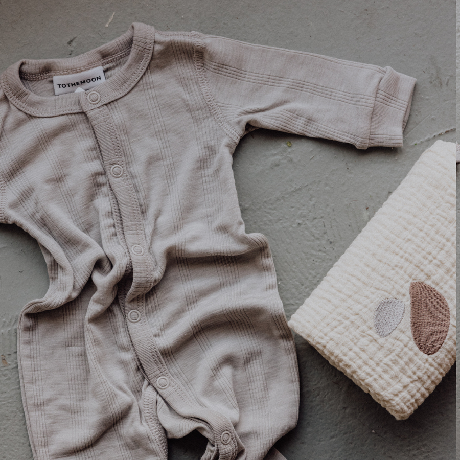 Gift box Atelier An.nur x Tothemoon - For newborns - Sleep suit & swaddle