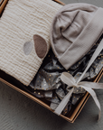 Gift box Atelier An.nur x Tothemoon - For newborns - Beanie & swaddle