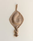 Hvid Hvid Titi pacifier holder - 100% Merino wool pacifier clip Sand