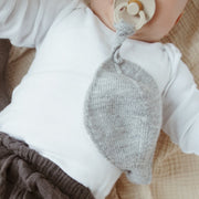 Hvid Hvid Titi pacifier holder - 100% Merino wool pacifier clip Sesame