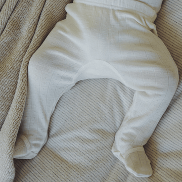 Tothemoon ☾ - Baby broekje met voetjes - Wol & zijde - Pointelle