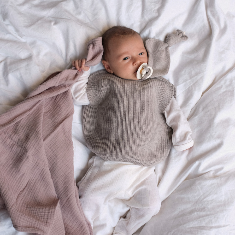 Hvid x Zoen voor Gust - Harvey Vest Baby - 100% Merino wool - Sesame