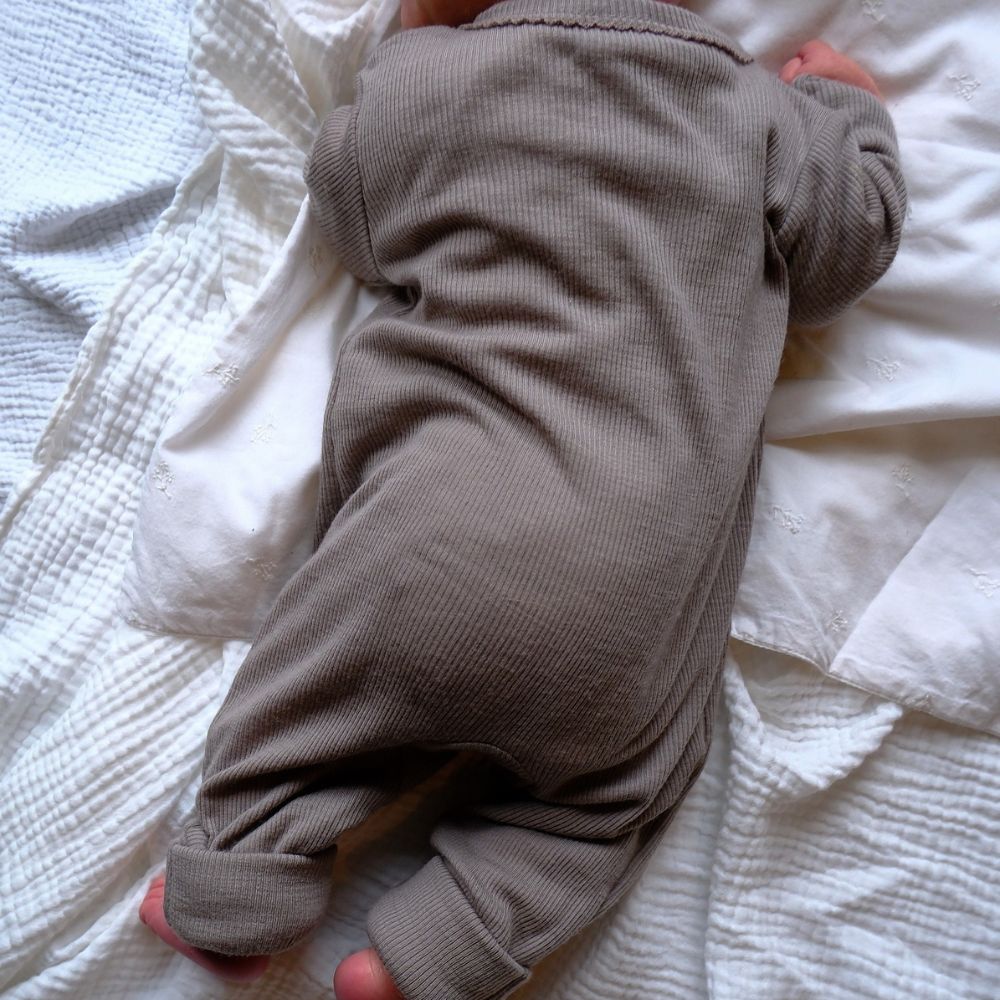 Tothemoon ☾ - Slaappakje - met overslag voetjes - Met rits - 100% Wol - Rib - Taupe