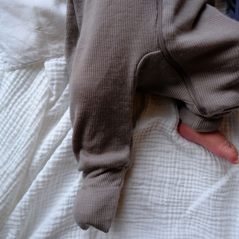 Tothemoon ☾ - Slaappakje - met overslag voetjes - Met rits - 100% Wol - Rib - Taupe