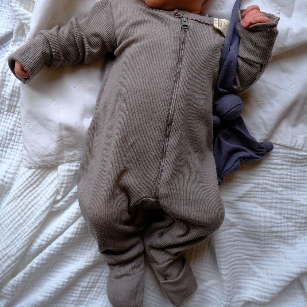 Tothemoon ☾ - Slaappakje - met overslag voetjes - Met rits - 100% Wol - Rib - Taupe