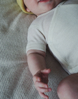 Tothemoon ☾ - Cross-over body - Short sleeve - Wool & silk - Natural - Korte mouwen romper - Overslagromper - Babykleding - Newborn clothing - Pasgeborene - Zoenvoorgust.com