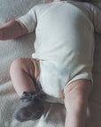 Tothemoon ☾ - Cross-over body - Short sleeve - Wool & silk - Natural - Korte mouwen romper - Overslagromper - Babykleding - Newborn clothing - Pasgeborene - Zoenvoorgust.com