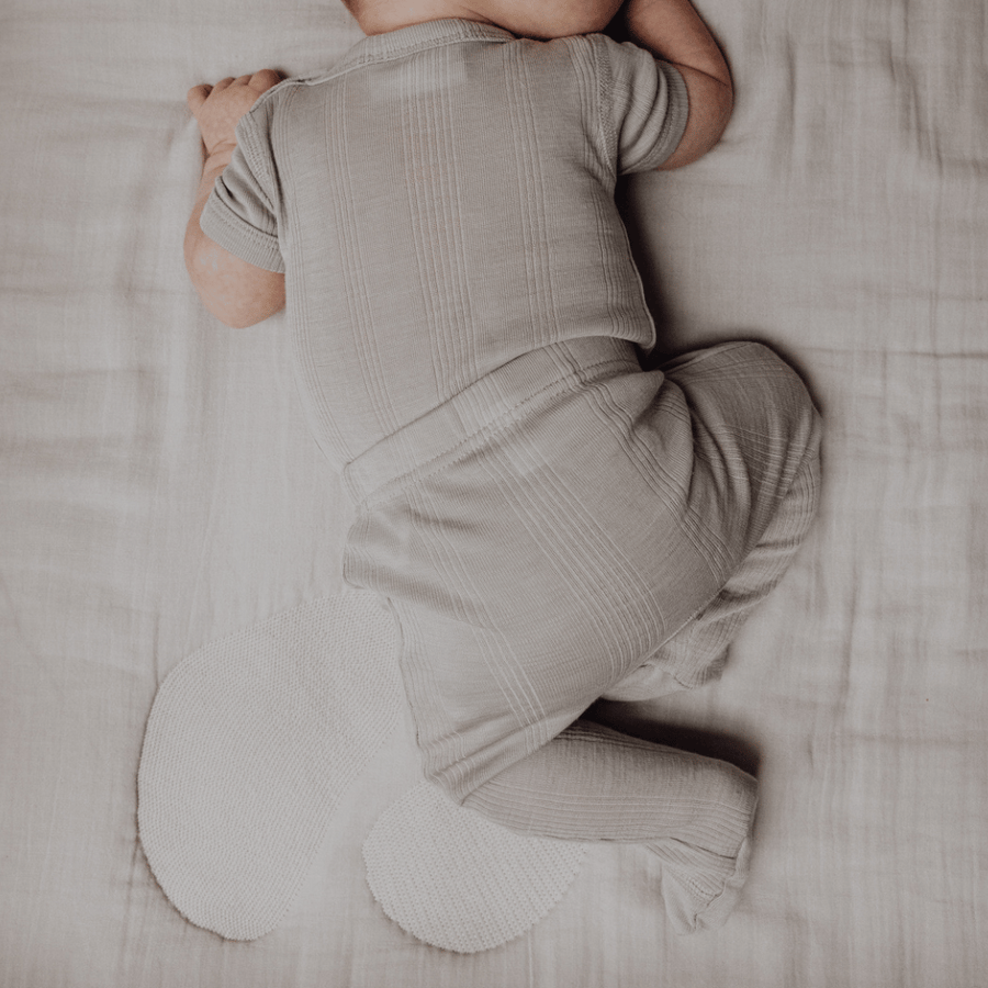 Tothemoon ☾ - Baby broekje met voetjes - Wol & zijde - Needle pattern - Dove