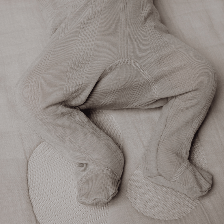 Tothemoon ☾ - Baby broekje met voetjes - Wol & zijde - Needle pattern - Dove