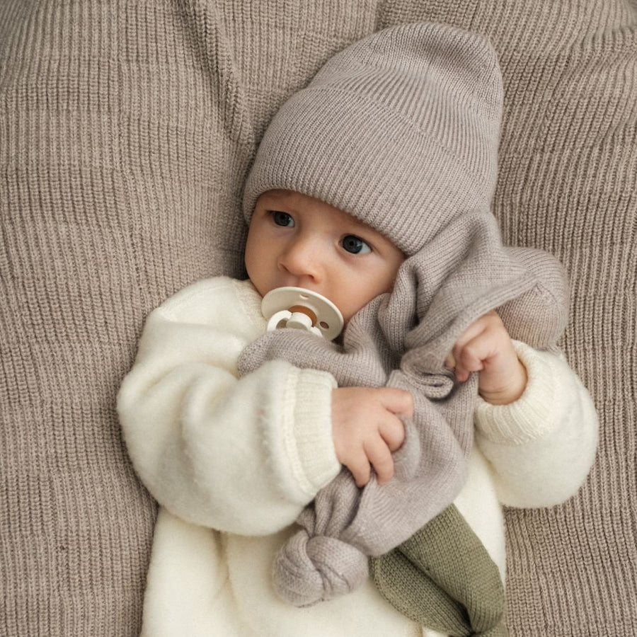 Hvid x Zoen voor Gust - Newborn Beanie - 100% Merino wool - Sesame