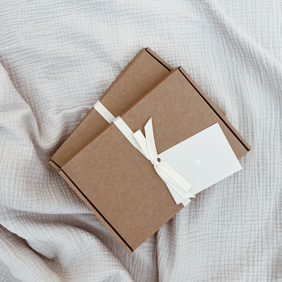 Gift box Atelier Annur x Zoen voor Gust - Voor mini's - Speen & geborduurde speenhouder