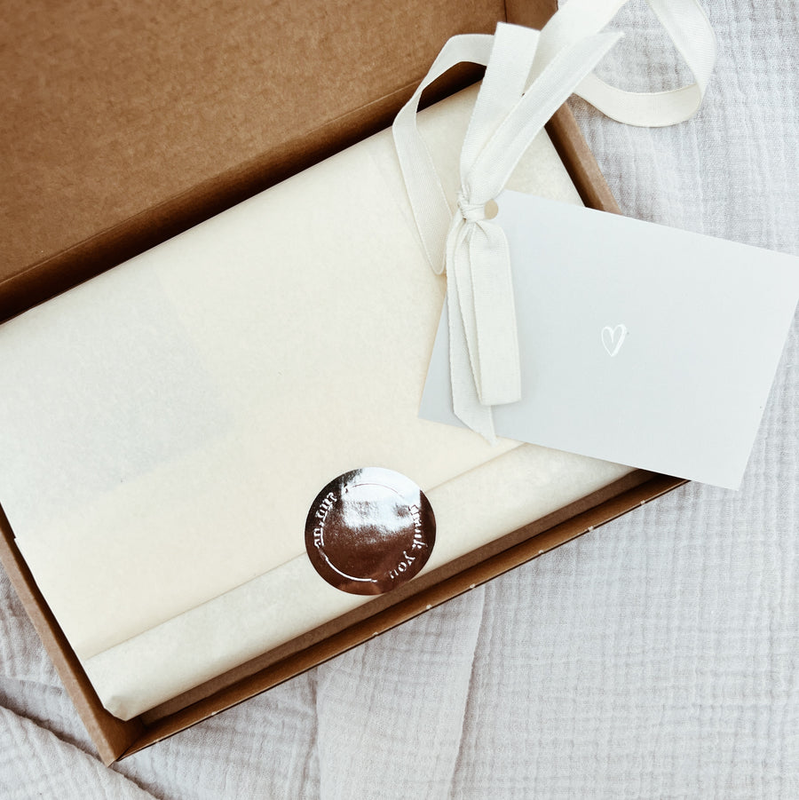 Gift box Atelier Annur x Zoen voor Gust - Voor mini's - Speen & geborduurde speenhouder